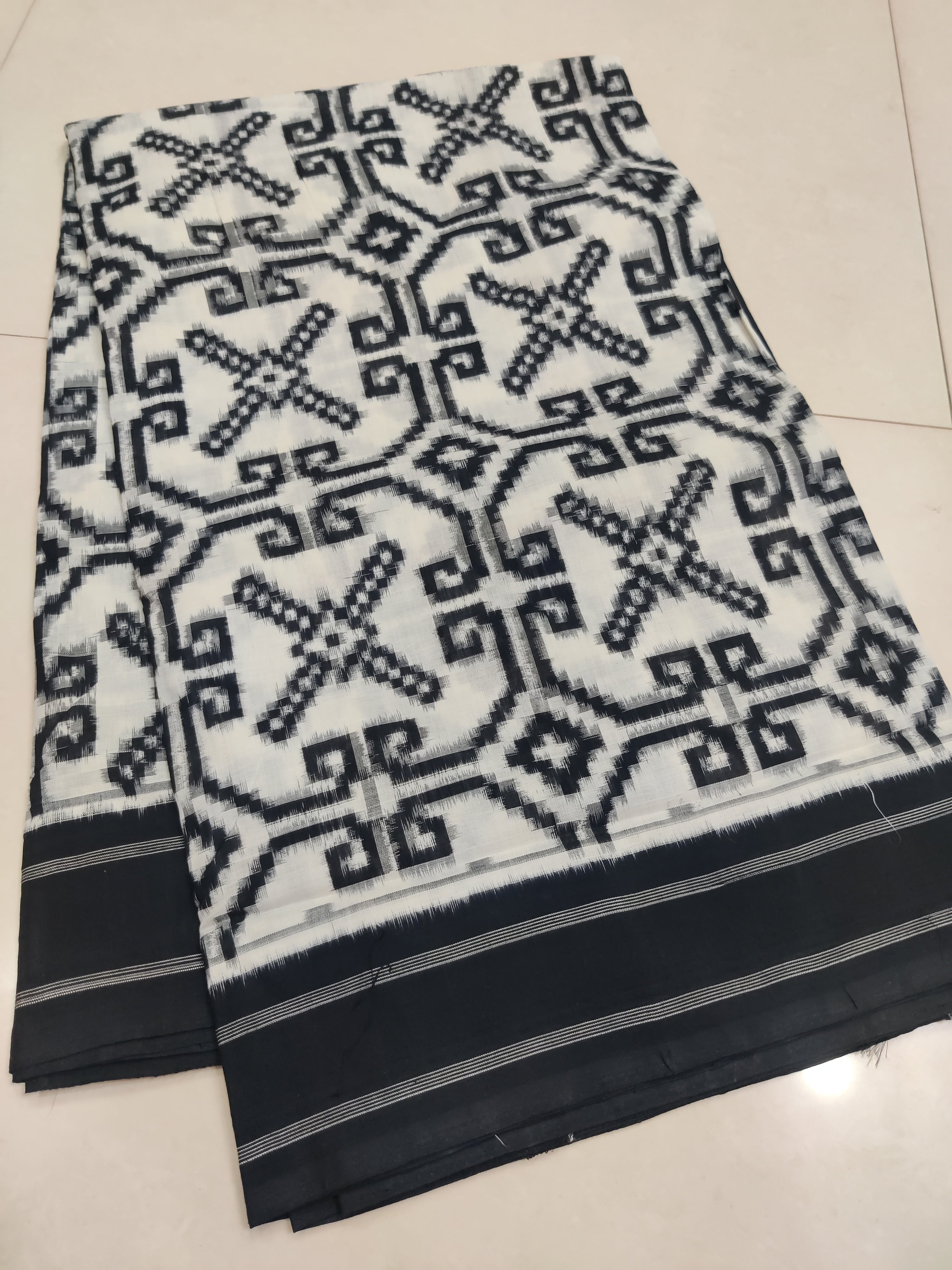 Premium Telia Rumal Double Ikat Saree – Handwoven Pochampally Cotton 13