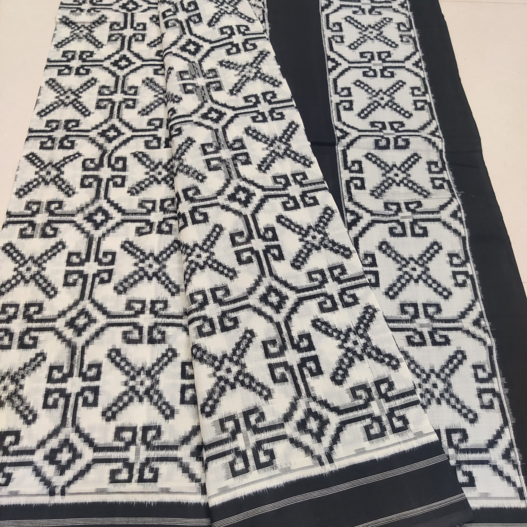 Premium Telia Rumal Double Ikat Saree – Handwoven Pochampally Cotton 13