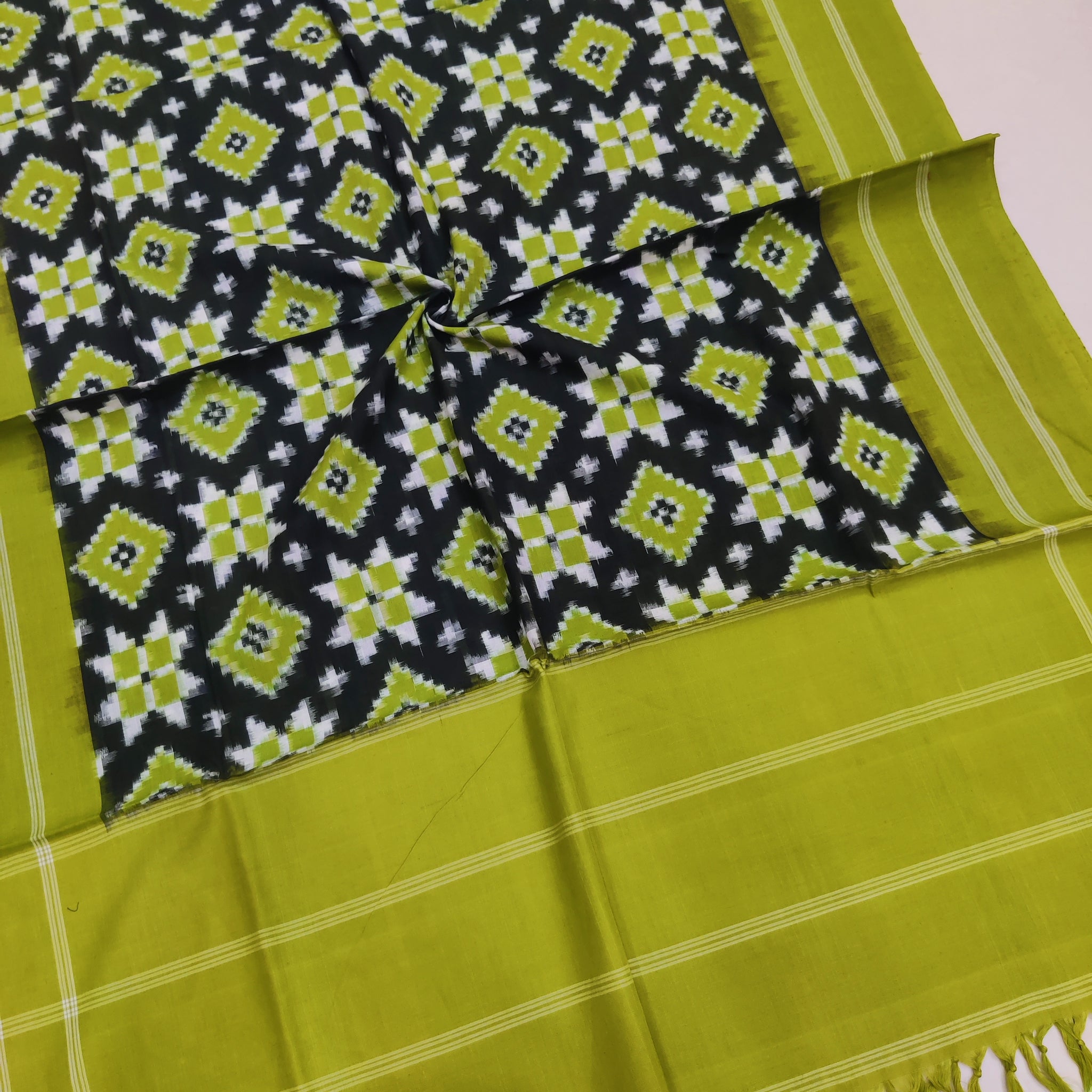GREEN - TELIA RUMAL HANDLOOM COTTON POCHAMPALLY DOUBLE IKAT DUPATTA 02